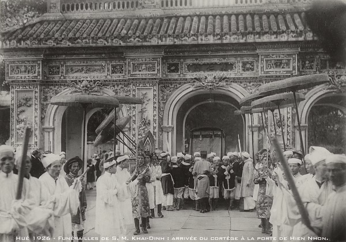 Đoàn tang lễ di chuyển đến Cửa Hiển Nhơn.