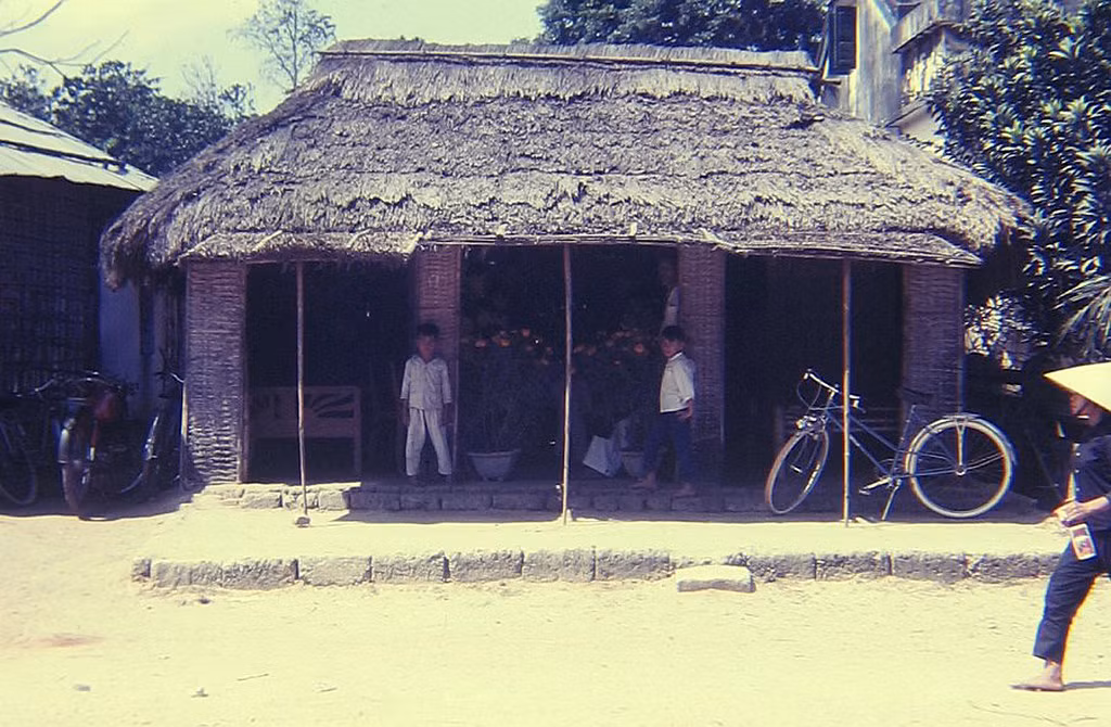 Toàn cảnh ngôi nhà với mái lá, vách phên tre.