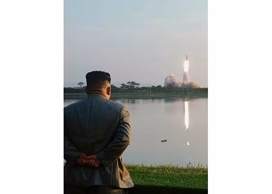 Ong Kim Jong-un cuoi tuoi khi quan doi phong ten lua thanh cong