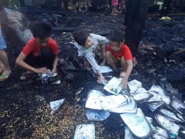 Nha chay rui, 3 anh em vua khoc vua nhat lai sach vo bi chay