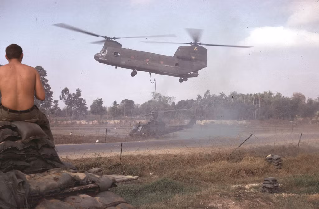 Trực thăng Chinook vận chuyển trực thăng UH-1 Huey bị hỏng về căn cứ để sửa chữa.