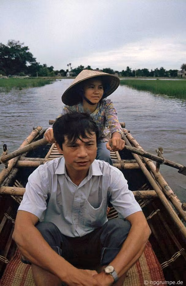Người lái đó và hướng dẫn viên du lịch trên chuyến đò khám phá Tam Cốc - Bích Động.