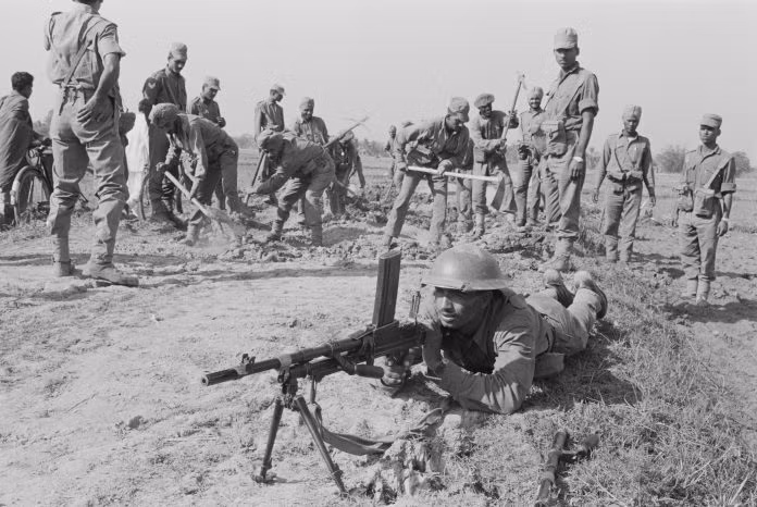Ngày 3/12/1971, Pakistan đã tiến hành tấn công vào sân bay của Ấn Độ ở Kashmir. Ngày 4/12/1971, Pakistan tổ chức tiến công trên bộ, phía Ấn Độ đánh trả mạnh mẽ.