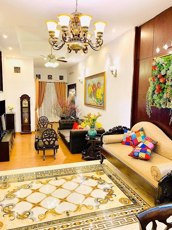 Trong nhà, nữ danh hài từng cho trồng nhiều cây xanh để tạo cảm giác gần gũi với thiên nhiên. Thiết kế mở giúp không gian dù ở nhà phố nhưng vẫn thoáng và rộng rãi.