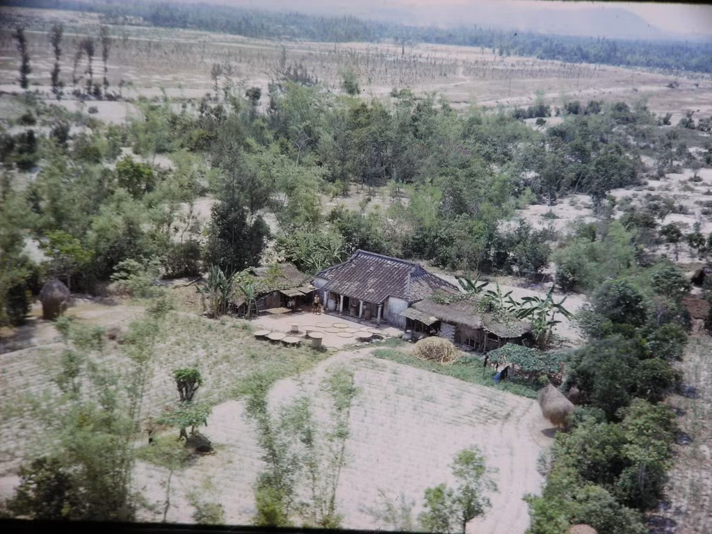 Một khu nhà đơn sơ ở vùng nông thôn của Huế nhìn từ máy bay.