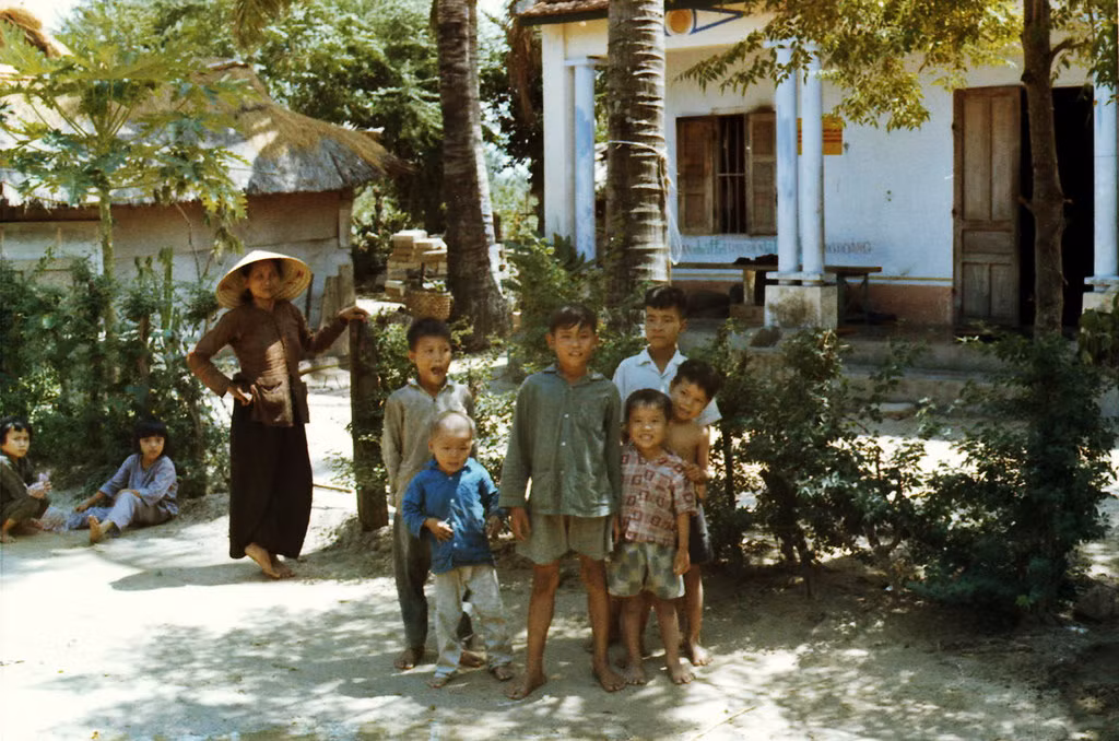 Những đứa trẻ bên ngoài một ngôi nhà ở Vĩnh Hội, Cát Hải, Phù Cát, Bình Định.