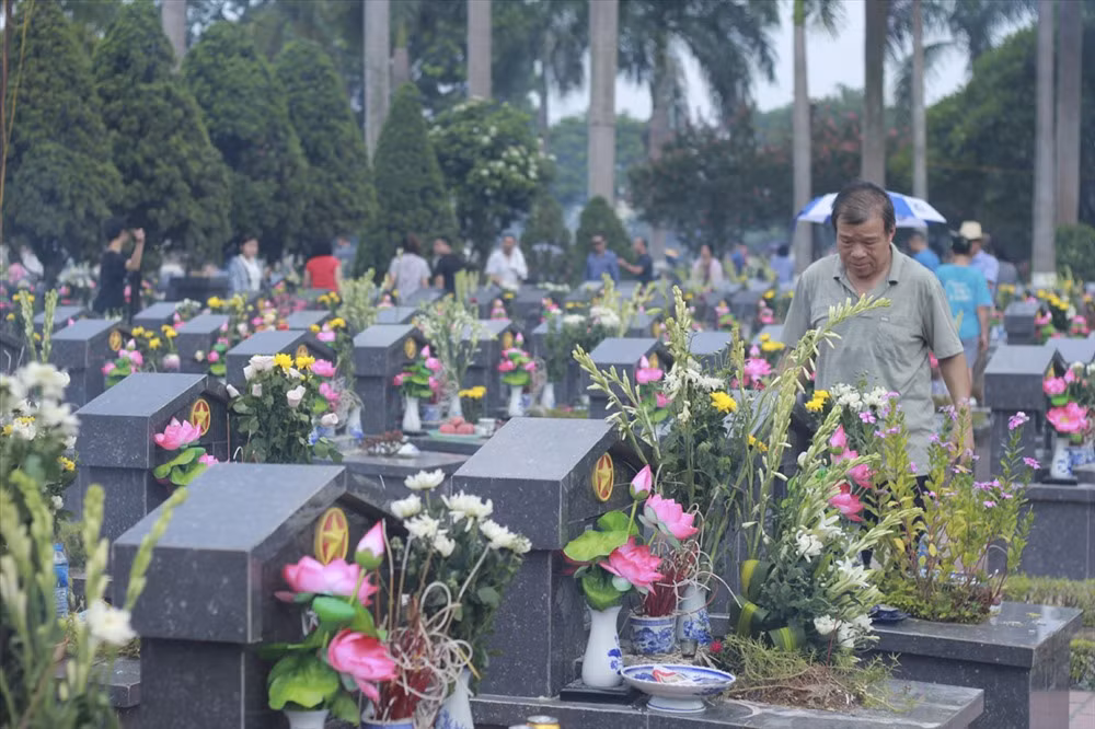 Sáng 27.7, ghi nhận của PV Lao Động tại Nghĩa trang liệt sĩ Nhổn (Hà Nội) đã có hàng trăm người dân xa gần từ khắp nơi tới dâng hương, dâng hoa tưởng nhớ, tri ân các anh hùng liệt sĩ.