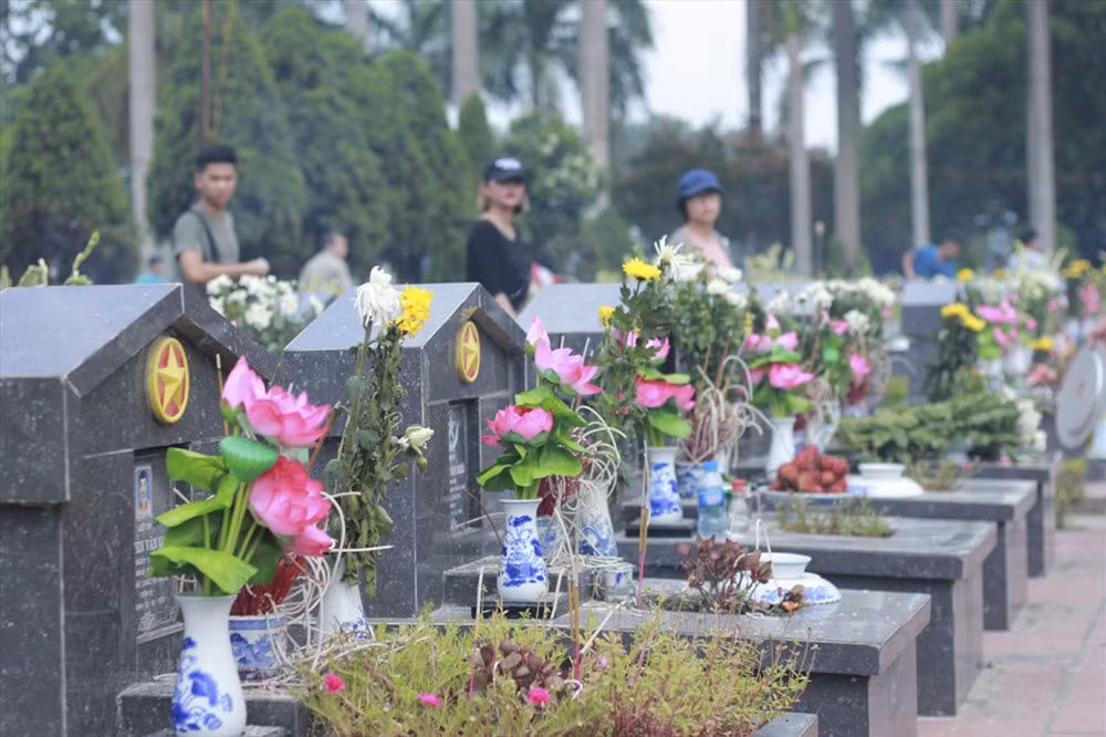 Những ngôi mộ của các anh hùng liệt sĩ cũng được trang hoàng hơn vào dịp này.