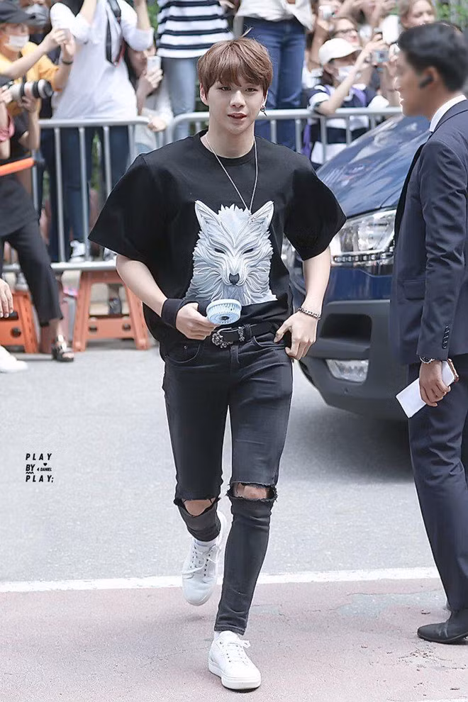 Áo phông luôn là item không thể thiếu trong tủ đồ của mỗi người và Kang Daniel không phải ngoại lệ. Lần này, anh mix áo phông với áo khoác denim và quần jeans rách gối. Sau khi hình ảnh của idol 9X được đăng tải, chiếc áo phông hình sói tới từ thương hiệu Juun.J được nhiều người săn tìm. Dù có giá lên tới 502 USD, chiếc áo đã được bán hết và rất khó mua.