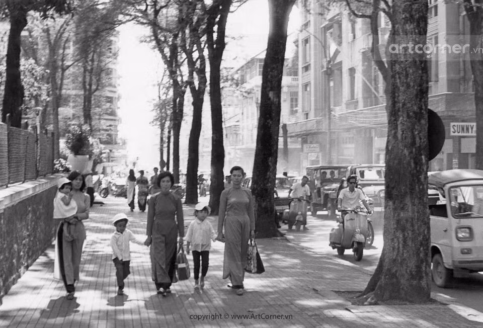Trên vỉa hè đường Tự Do (nay là đường Đồng Khởi), đoạn công viên Chi Lăng, 1959.