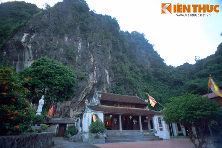 4. Nằm ở xã Ninh Xuân, huyện Hoa Lư, tỉnh Ninh Bình, chùa Bàn Long là một ngôi chùa có lịch sử rất lâu đời, gắn với sự hình thành của cố đô Hoa Lư. Chùa được xây dựng từ thời nhà Đinh dựa vào hình thế hang động của một ngọn núi thuộc dãy núi Đại Tượng.