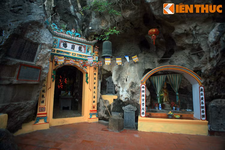 Dân gian kể rằng, vào những đợt nắng hạn, khi vảy rồng trong động long lanh tỏa sáng thì vài ngày sau trời sẽ đổ mưa. Vì thế, vào những năm hạn hán, nhân dân địa phương thường làm lễ cầu mưa ở chùa Bàn Long.