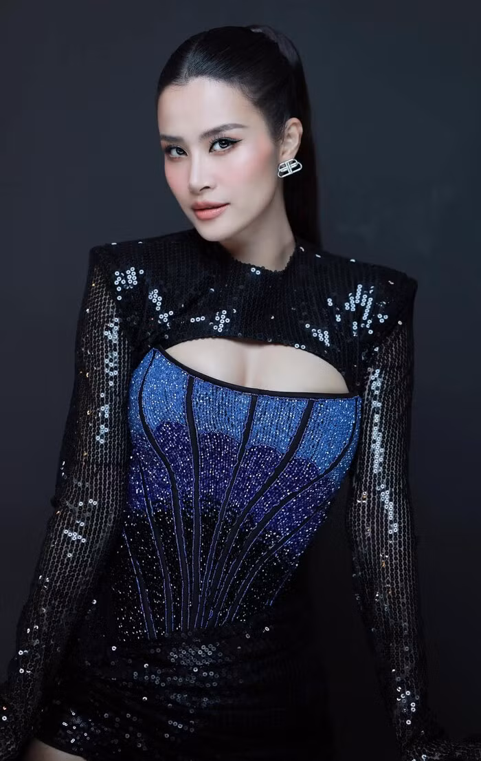 Dong Nhi boi roi khi gap fan lien tuc khoc nuc no