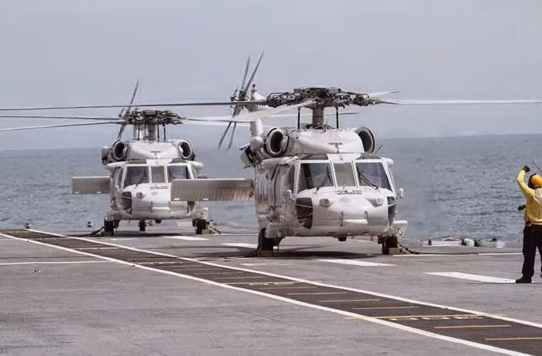 Hai trực thăng S-70B Seahawk chuẩn bị cất cánh từ tàu sân bay Chakri Naruebet trong một cuộc tập trận hải quân gần đây.