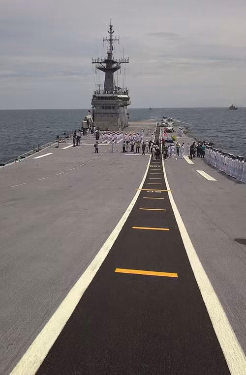 Về khả năng mang máy bay, Chakri Naruebet chỉ chở được tối đa 6 máy bay tiêm kích AV-8S Matador (nhưng đã nghỉ hưu từ năm 2006) và 4-6 trực thăng săn ngầm S-70B Seahawk hoặc tối đa 14 trực thăng (không có máy bay). Trong ảnh là mặt boong tàu với một đường băng cất cánh dành cho tiêm kích AV-8S.