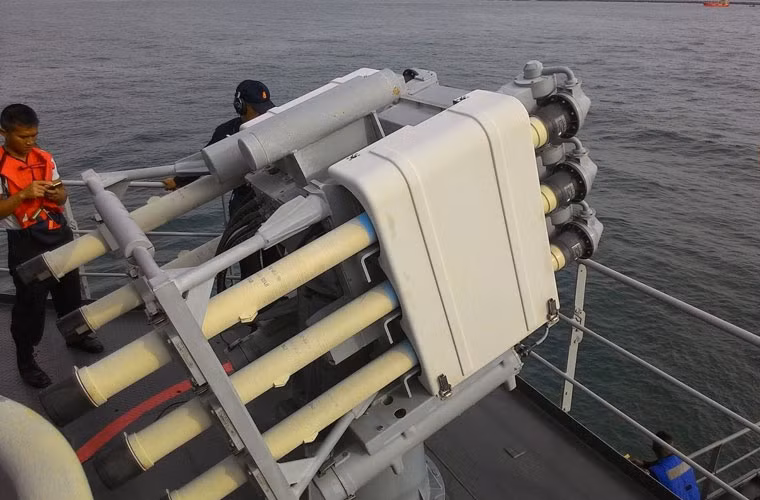 MBDA Sadral trang bị 6 tên lửa phòng không tầm thấp Mistral, tầm bắn 5km.