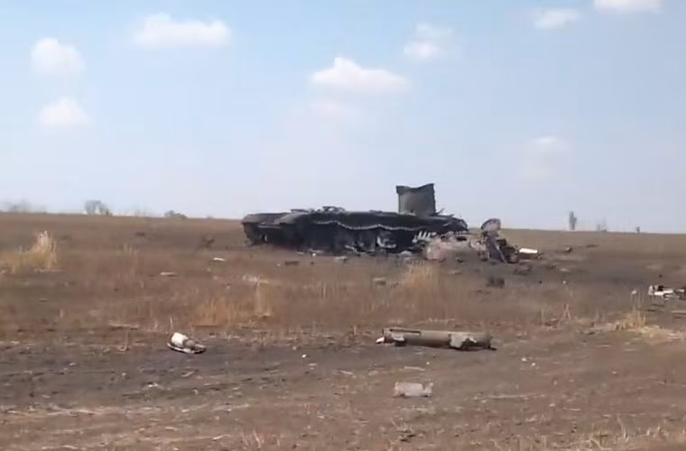 Theo một số nguồn tin, các xe tăng T-72 này có thể là nằm trong kho vũ khí Quân đội Ukraine mà phe ly khai miền đông nắm giữ, khai thác sử dụng, không phải là tới từ Nga. Trong ảnh là một trong số xe tăng T-72B bị bắn tan tành, ảnh chụp ngày 13/8.