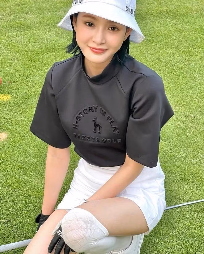Hiền Hồ ưa chuộng lối trang điểm nhẹ nhàng, style nhí nhảnh khi lên sân golf.
