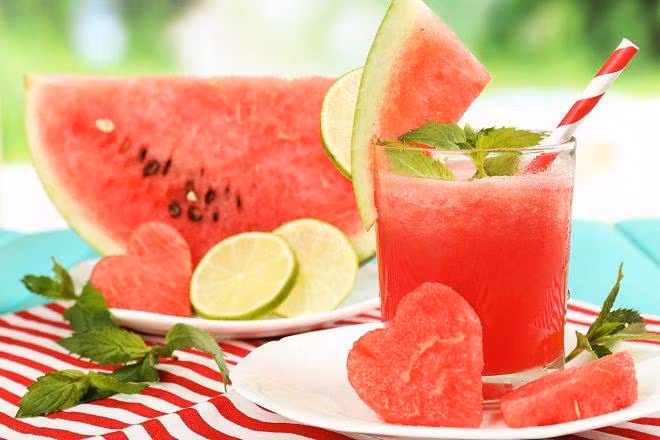 Người mắc COVID-19 có nên kiêng ăn dưa hấu không? Nguoi mac COVID-19 co nen kieng an dua hau khong?