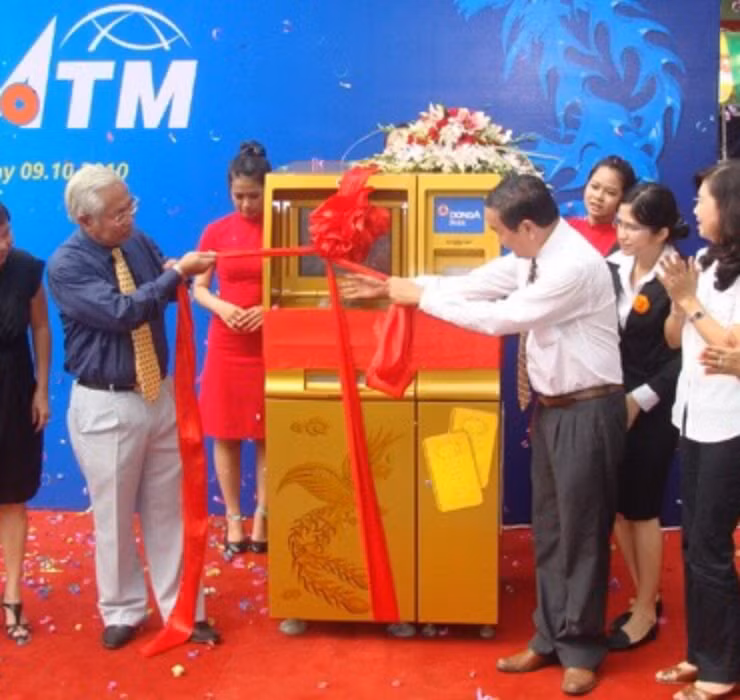 Được biết, một ngân hàng tại Việt Nam cũng đã cho ra mắt cây ATM "bán vàng miếng" (Gold ATM) đặt tại trung tâm TP.HCM vào năm 2010.