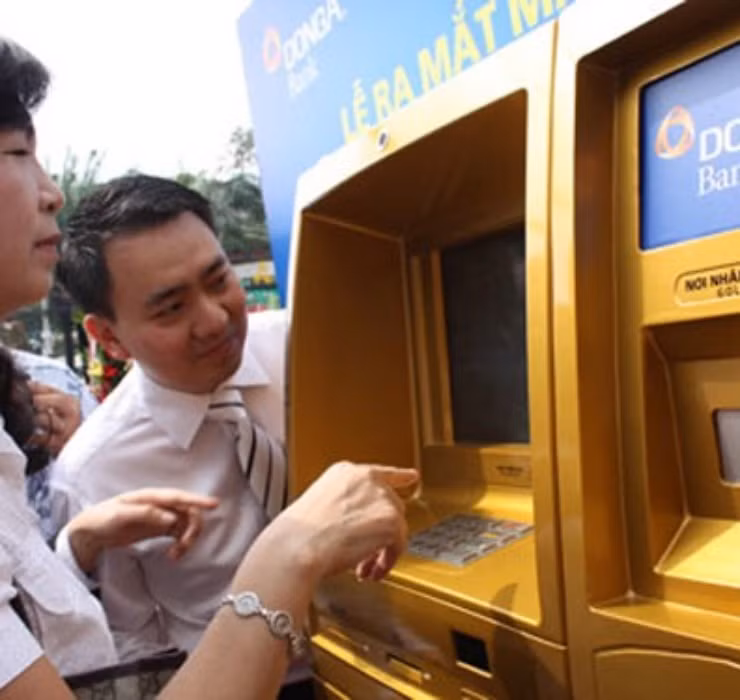 Tỷ giá vàng sẽ được máy cập nhật tức thời tại thời điểm thực hiện giao dịch. Sau khi khách hàng bấm nút chấp nhận mua thì máy sẽ đưa vàng ra khe "nơi nhận vàng".