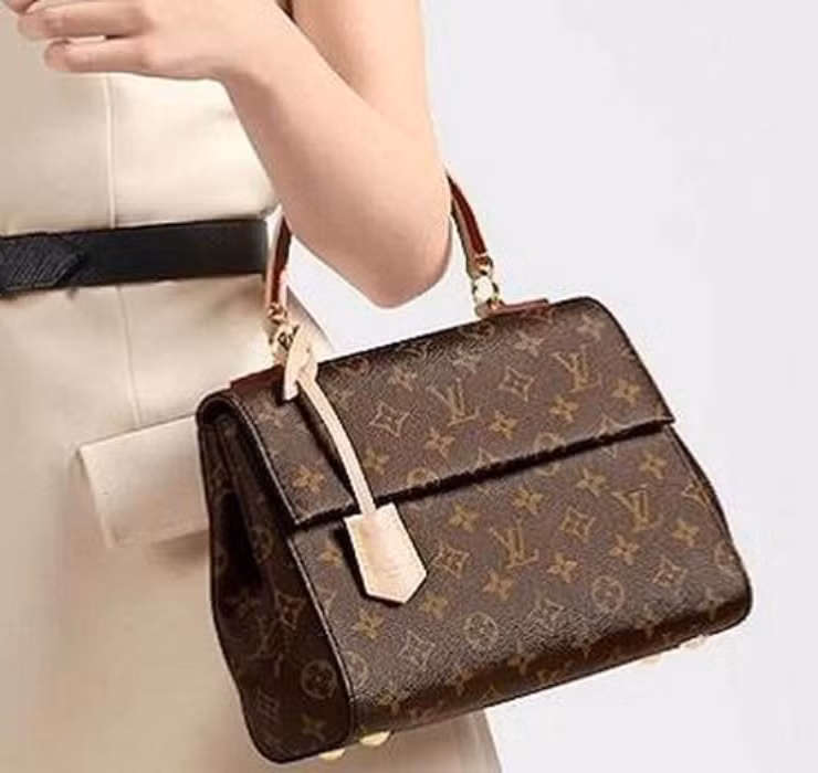 Đại diện các nhãn hàng chia sẻ, do sự biến động của tỷ giá hối đoái, dẫn đến thay đổi chi phí sản xuất, công ty cũng phải nâng giá sản phẩm để giữ nguyên hình ảnh "xa xỉ" của thương hiệu.