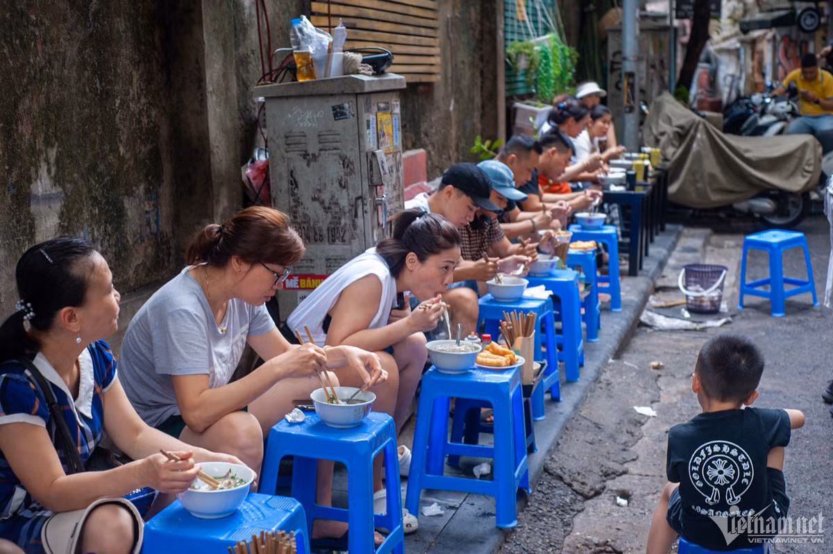 Tuy nhiên, quán nổi tiếng đông khách, do đó thực khách thường phải chờ đợi từ 5 - 15 phút, nhất là khung giờ 7-9h sáng. Lượng khách đông nên đôi khi, nhân viên và bà chủ cũng nhầm lẫn các món khách gọi.