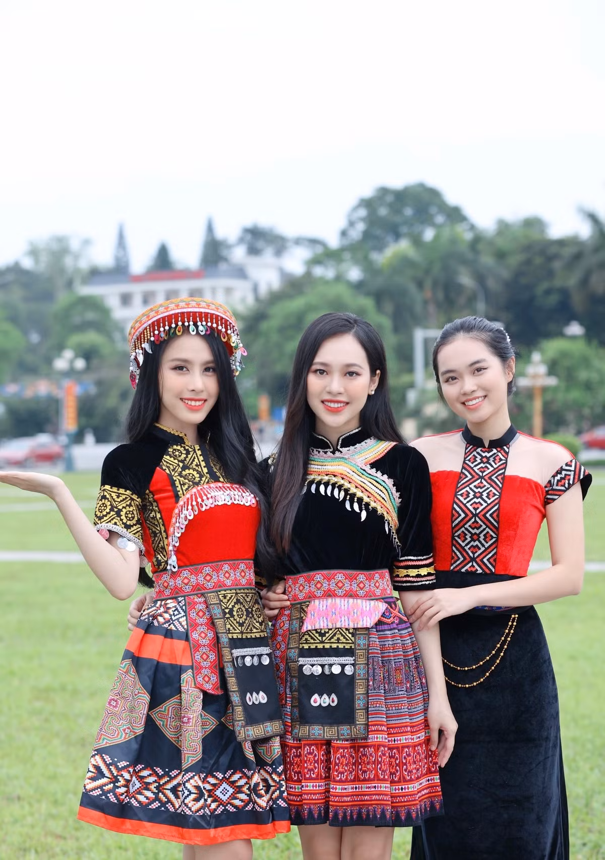 Với Á hậu Thùy Linh và Ngọc Hằng, đây đều là lần đầu tiên họ đến với vùng đất Yên Bái. Hai người đẹp cảm thấy vô cùng hấp dẫn qua những trải nghiệm ấn tượng nơi mảnh đất đa sắc màu văn hóa này. Trong khi đó, người đẹp Phương Anh cho biết cô mới chỉ đến Yên Bái một lần, cách đây cũng đã khá lâu. Ấn tượng của người đẹp về nơi đây là thiên nhiên hoang sơ, yên bình.