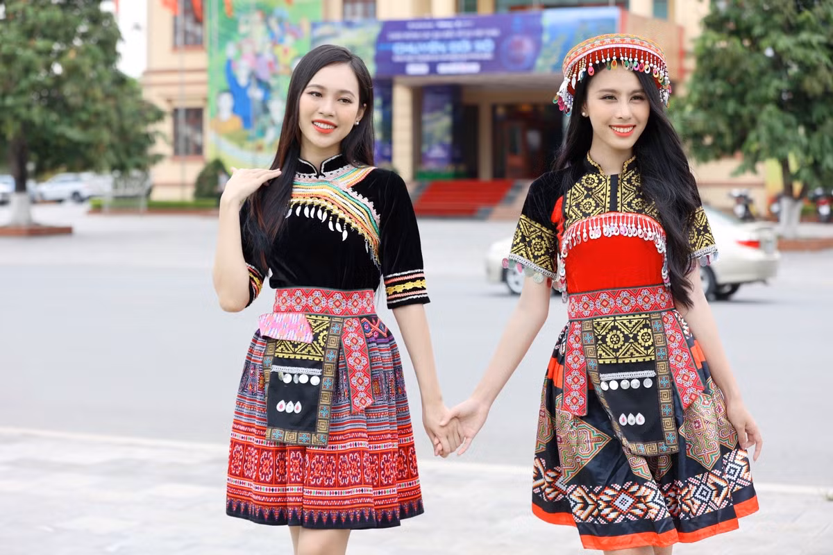 A hau Thuy Linh, Ngoc Hang khoe sac voi trang phuc tho cam Tay Bac-Hinh-4