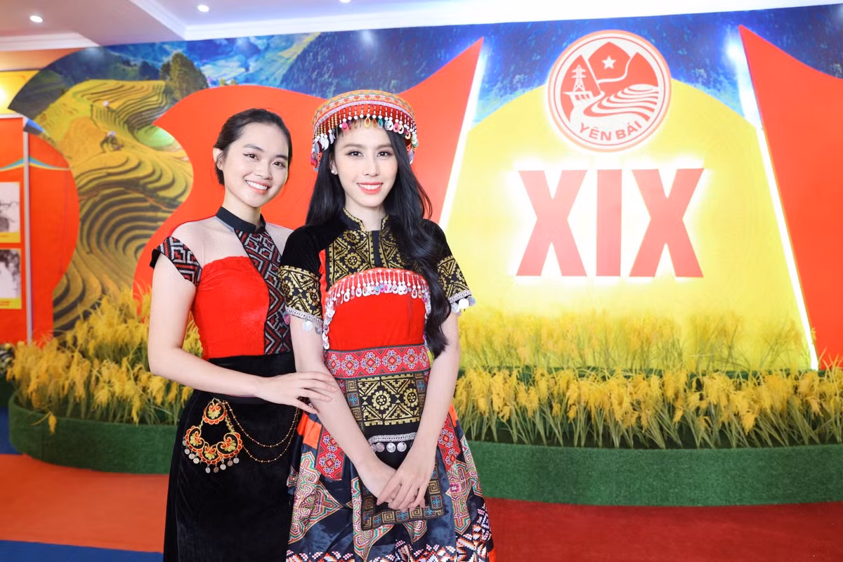 A hau Thuy Linh, Ngoc Hang khoe sac voi trang phuc tho cam Tay Bac