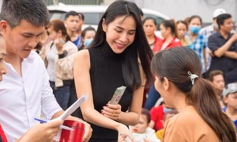 Một cán bộ Sở LĐ-TB-XH tỉnh Hà Tĩnh cho biết: “Đợt lũ vừa qua ca sĩ Thủy Tiên đã ủng hộ Hà Tĩnh 10 căn nhà văn hóa cộng đồng kết hợp tránh lũ. Mỗi căn nhà trị giá 2 tỷ đồng, tương đương với việc Thủy Tiên ủng hộ Hà Tĩnh 20 tỷ đồng xây nhà văn hóa”. (Ảnh Thủy Tiên đi từ thiện 2020)