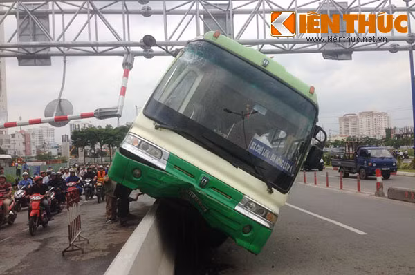 Hàng chục hành khách "nín thở" lần lượt rời chiếc xe sắp lật.