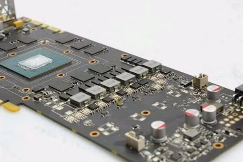 Cũng theo các chuyên gia công nghệ, bo mạch của nguyên mẫu nVidia GeForce GTX 1080 có thiết kế khá “thoáng” và mang nhiều nét tương đồng với thiết kế bo mạch của nguyên mẫu GTX 980 trước đây. nVidia GeForce GTX 1080 cũng có thiết kế sử dụng duy nhất ngõ nguồn phụ 8 chân. Tuy nhiên, cận cảnh bo mạch cũng cho thấy nVidia vẫn dành chỗ trống cho các nhà sản xuất có nhu cầu tăng thêm nguồn phụ khi cần.