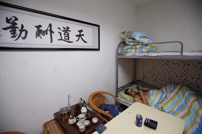 Liu Zhanyu, nhân viên công ty nhân lực DoumiYouPin quyết định ngủ nghỉ trong phòng họp từ thứ hai đến thứ sáu để không phải mất quá nhiều thời gian di chuyển về nhà cách đó một giờ lái xe.