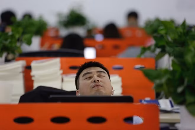 Cui Meng, Tổng giám đốc và đồng sáng lập công ty công nghệ Goopal, cho hay môi trường cạnh tranh tại Trung Quốc còn căng thẳng hơn ở Mỹ. Điều này dẫn tới tình trạng nhiều nhân viên công nghệ tại Trung Quốc phải vùi đầu trong công việc và dành rất ít thời gian để nghỉ ngơi. Trong ảnh, Tổng giám đốc Cui chợp mắt buổi trưa trên ghế, sau bữa ăn.