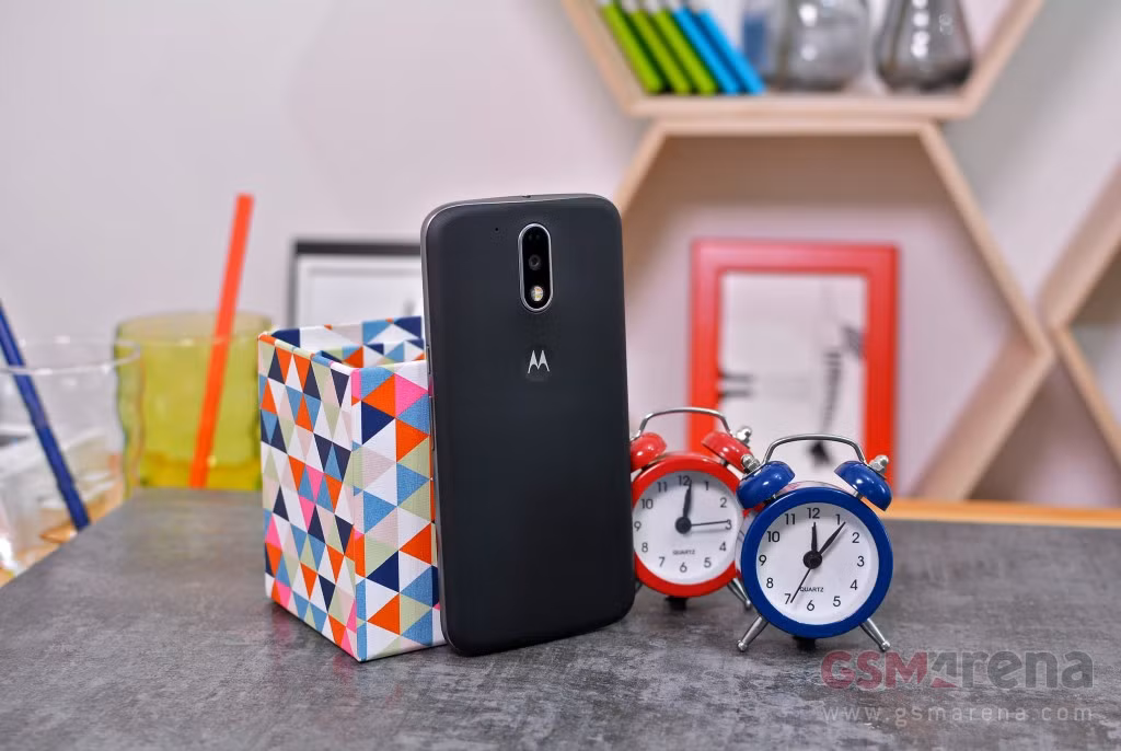 Theo các biên tập viên của GSMarena, điều đầu tiên dễ thấy khi cầm trên tay Moto G4 Plus là cảm giác nhẹ. Thông số chính thức của nhà sản xuất cho rằng máy nặng 155g, rất nhẹ so với một thiết bị màn hình 5.5 inch với viên pin 3.000 mAh.
