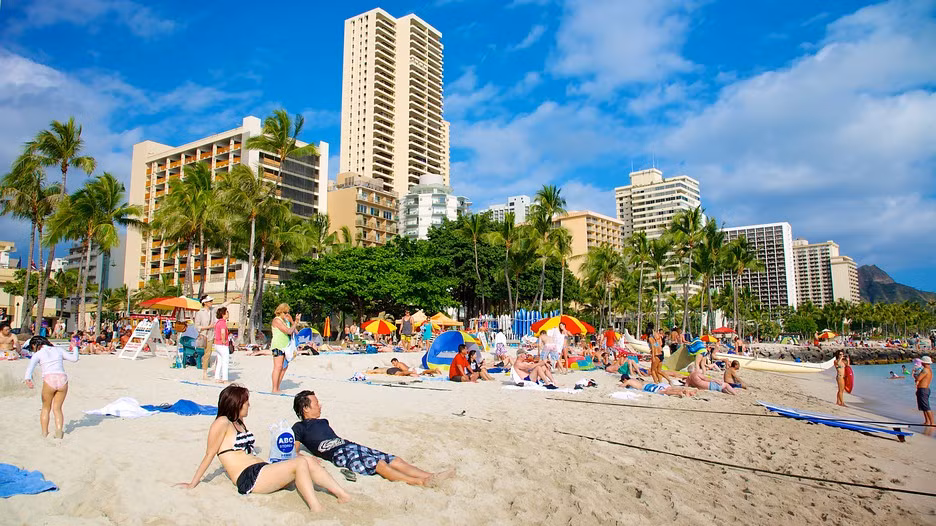 Ngày nay, Honolulu là một hòn đảo du lịch nổi tiếng của Mỹ với cảnh quan thiên nhiên tuyệt vời của bờ biển cát trắng, những hàng dừa thẳng tắp, nước biển trong xanh. Bãi biển nổi tiếng nhất ở nơi đây là bãi biển Waikiki. Ảnh: Expedia.com.