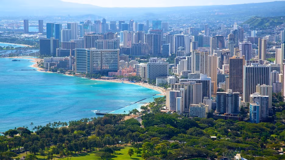 Từ năm 300 TCN đến thế kỷ 19, quần đảo Hawaii nằm dưới sự cai trị của các bộ tộc địa phương. Do sự can thiệp của người Mỹ, từ năm 1894 quần đảo này đã trở thành một nước cộng hòa lệ thuộc Mỹ và đến năm 1959 chính thức là một tiểu tiểu bang của Mỹ với thủ phủ là Honolulu. Ảnh: Expedia.com