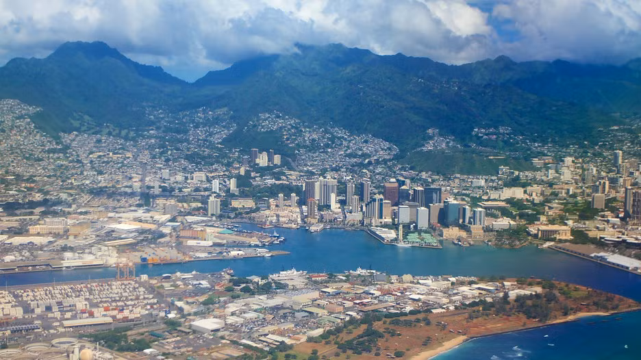  Honolulu - hòn đảo quê hương của Tổng thống Mỹ Obama - là một trong 19 đảo và đảo san hô thuộc quần đảo Hawaii - một tiểu bang của nước Mỹ. Trong tiếng địa phương, Honolulu có nghĩa là "vịnh ẩn nấp" hay "nơi trú ẩn". Ảnh: Expedia.com