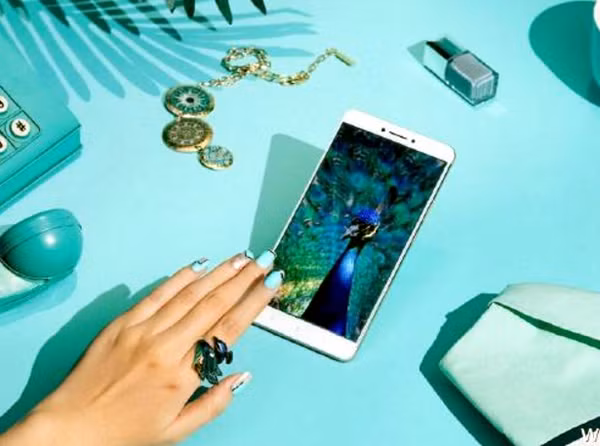 Trong khi đó, phiên bản 32GB có chip Snapdragon 650 6 nhân và GPU Adreno 510. Các thông số quan trọng khác gồm kết nối 4G LTE, hỗ trợ 2 sim, cổng hồng ngoại, cảm biến vân tay ở phía sau lưng.