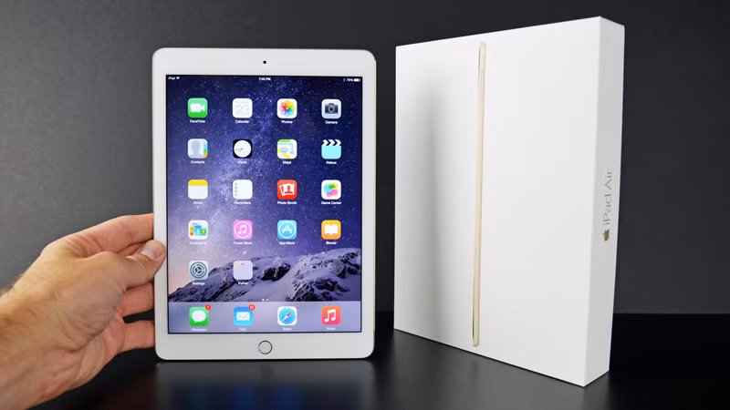  iPad Air 2 - mẫu tablet cổ điển của Apple. iPad Air 2 là một phiên bản nâng cấp tốt, tinh tế của mẫu iPad Air đời đầu. Mặc dù giữ nguyên lối thiết kế nhưng máy đã mỏng và nhẹ hơn, được trang bị màn hình đẹp hơn, chip xử lý mạnh hơn, camera tốt hơn cũng như có thêm cảm biến vân tay. 