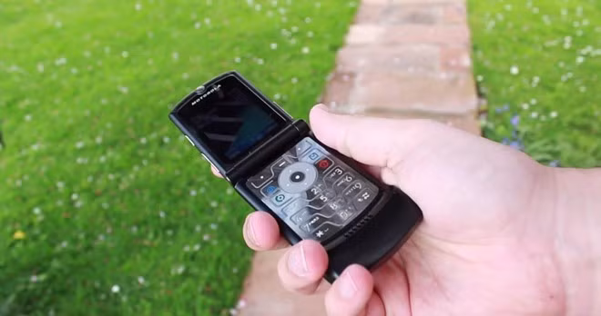  Motorola Razr được phát hành đầu tiên vào năm 2004 và trở thành dòng sản phẩm công nghệ đình đám một thời của Motorola. Năm 2008, Motorola khai tử dòng sản phẩm này do sự cạnh tranh của smartphone. Năm 2011, hãng hồi sinh dòng sản phẩm này chạy trên nền tảng Android tuy nhiên chúng không thể giúp hãng điện thoại Mỹ trở lại thời điểm vinh quang.