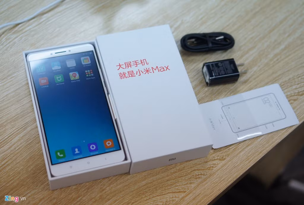 Phụ kiện đi kèm máy chỉ có sạc, cáp, hộp đựng của Mi Max cũng được làm khá đơn giản.