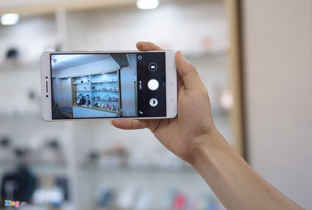 Máy sử dụng camera sau 16 megapixel, tốc độ chụp và lưu ảnh đều nhanh. Tuy nhiên, chất lượng ảnh chụp từ máy ảnh này không quá xuất sắc với độ chi tiết chưa cao.