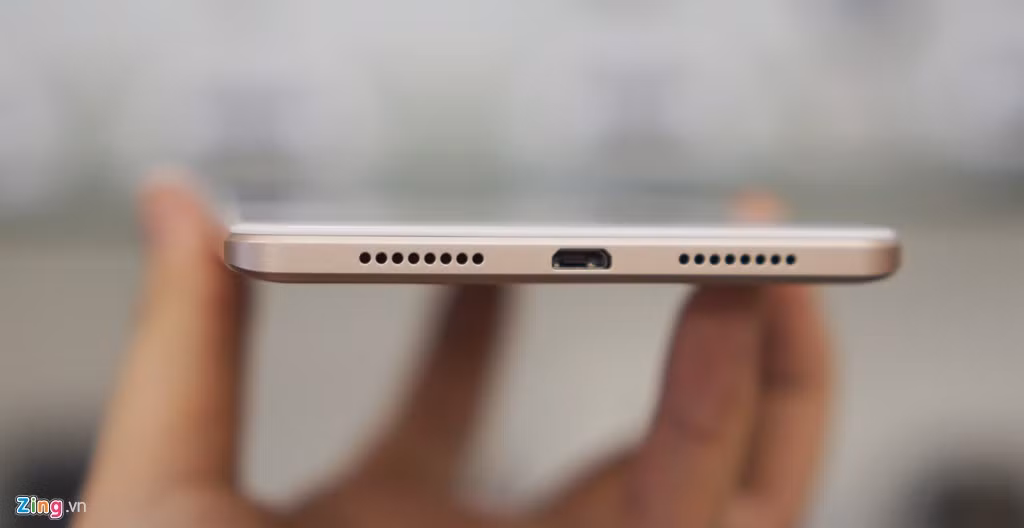 Thiết bị này chỉ sử dụng cổng micro USB chuẩn thường, không phải chuẩn Type-C đang thịnh hành hiện nay.