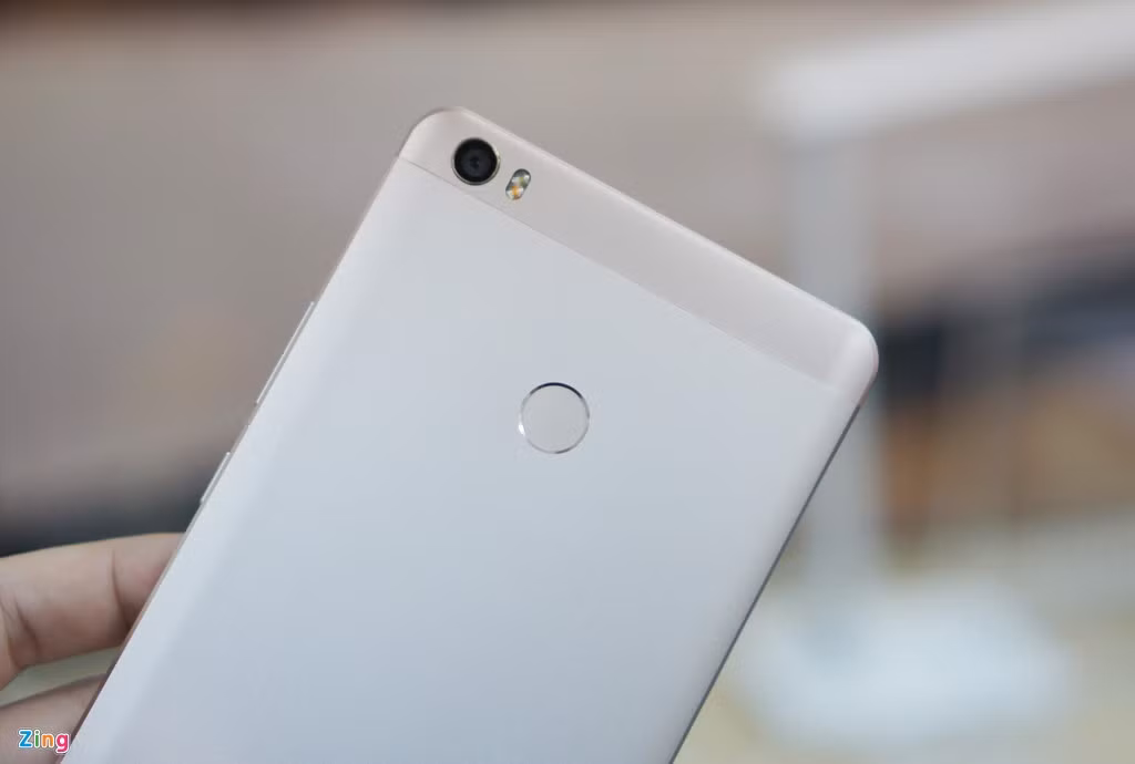 Mi Max có mặt lưng hơi cong nhẹ, nhưng khó nhìn thấy. Model này dùng vỏ kim loại, thay vì chất liệu kính giống Mi 5. Máy dùng cảm biến vân tay đặt ở mặt lưng.