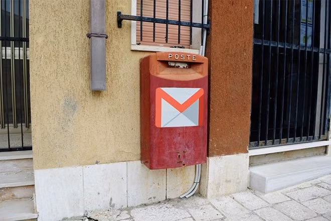 Icon của Gmail được vẽ lên bưu cục của ngôi làng.