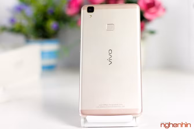 Nhìn thoáng qua V3 Max có nhiều nét tương đồng với mẫu Oppo R7 như mặt lưng phủ sơn nhám chia làm 3 phần (trên và dưới có tông màu đậm hơn), camera sau bố trí lệch trái.