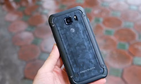  Samsung Galaxy S6 Active (7,5 triệu đồng). So với các đối thủ trong danh sách, Galaxy S6 active có lợi thế về độ bền khi không chỉ chống nước và chống bụi với tiêu chuẩn IP, sản phẩm còn có vỏ chống va đập với tiêu chuẩn của quân đội Mỹ Mil-STA-680. Galaxy S6 active mang cấu hình giống với Galaxy S6 phiên bản thường, chưa bằng Galaxy S7 lẫn S7 edge. Camera độ phân giải 16 megapixel nhưng ống kính khẩu độ nhỏ hơn và cảm biến không hỗ trợ công nghệ lấy nét nhanh DualPixel. Bù lại, máy có giá bán rẻ hơn một nửa.