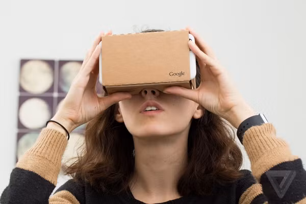  5. Tính năng thức tế ảo (VR) - Google Daydream. Khi người dùng iOS vẫn tiếp tục mơ mộng về VR thì với những ai đang sử dụng Android N, điều này đã được hiện thực hóa. Nhờ có Daydream người dùng sẽ được tận hưởng hoàn toàn miễn phí mọi trải nghiệm thực tế ảo đang có.